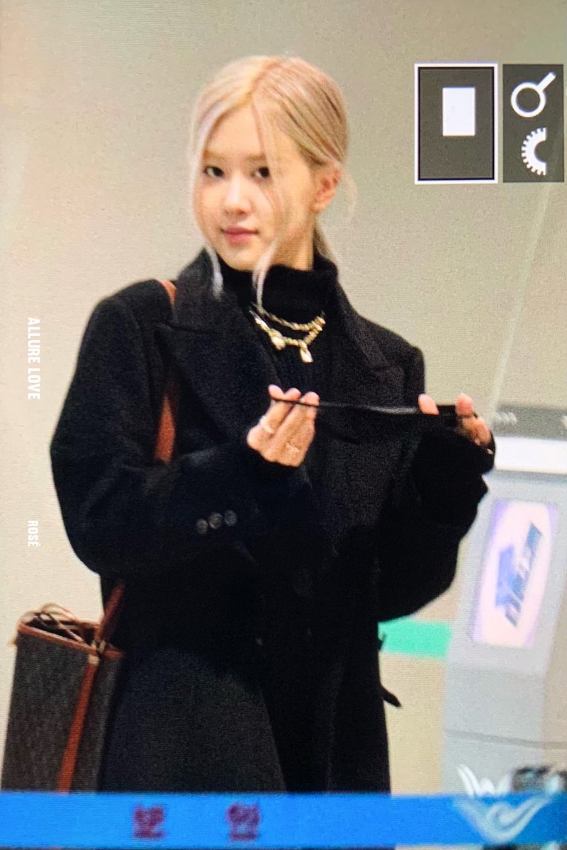 allureloverose's tweet photo. 211105 ICN

-

#블랙핑크 #로제  #BLACKPINK #ROSÉ https://t.co/Sxvw4r5aja