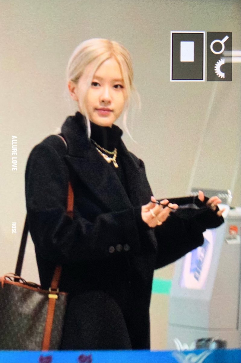 allureloverose's tweet photo. 211105 ICN

-

#블랙핑크 #로제  #BLACKPINK #ROSÉ https://t.co/Sxvw4r5aja