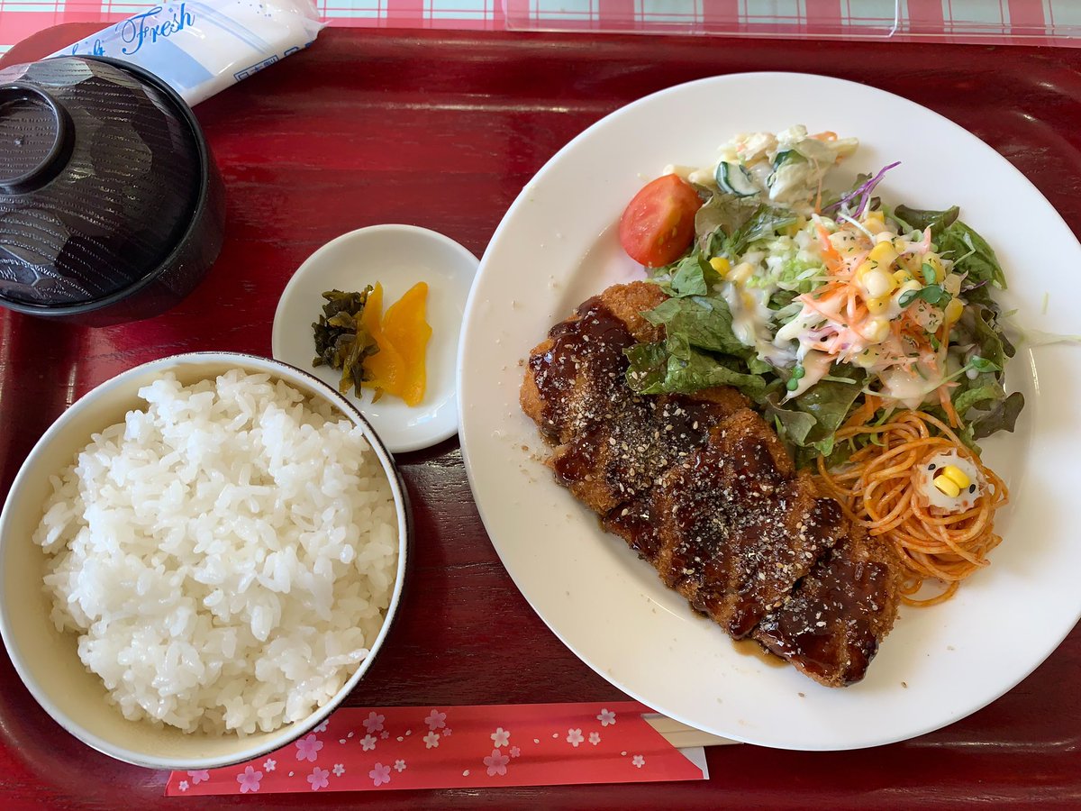 _ATS52gk's tweet photo. 今日のランチ✨
トンカツ定食（🍚大）¥730
最近ラーメンから離れてますが、今日はどうしても定食が食べたすぎました😅

パスタの上にヒヨコ？

ごちそうさまでした♪

#ランチ
#ランチハウス土��
#定食
#リーズナブル
#美味しい
#サラリーマンの方もおすすめ
#ランチタイム https://t.co/1TaFKa2qBt