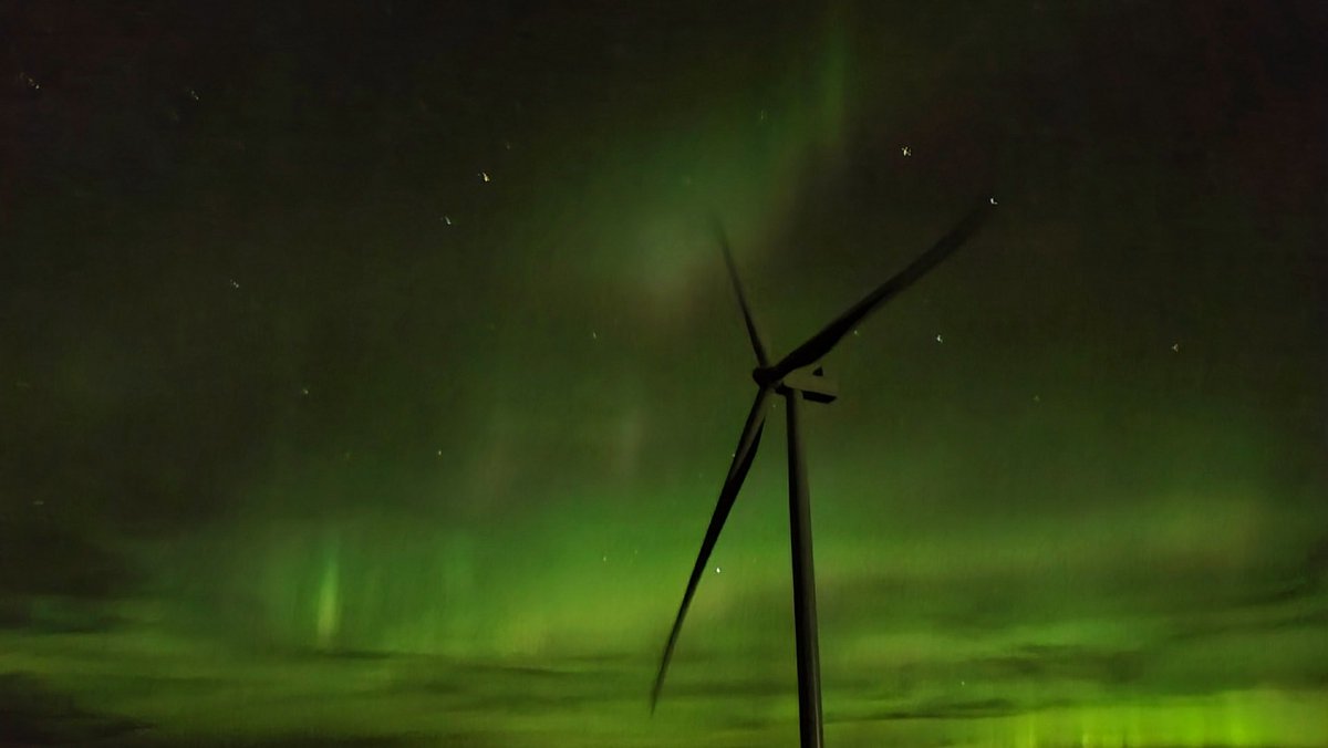 HaskettGary's tweet photo. At least the lights are green.   Nothing else about wind turbines are green https://t.co/qYRUwyL5M9