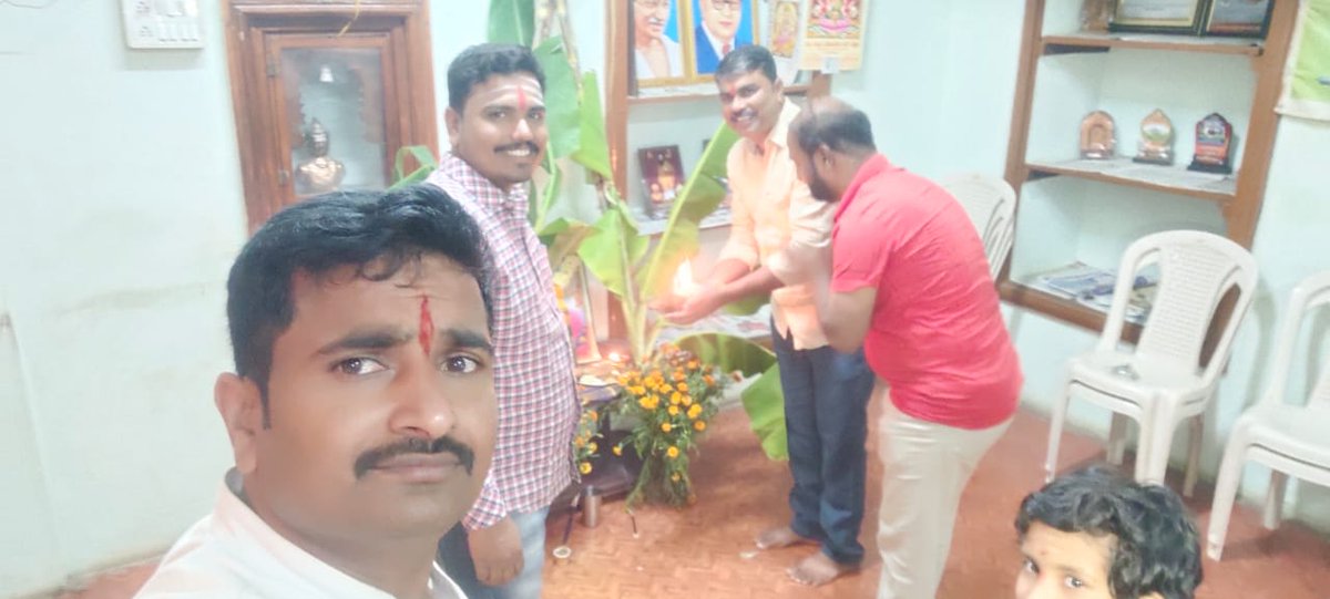 JdsBadami's tweet photo. ದೀಪಾವಳಿ ಹಬ್ಬದ ಪ್ರಯುಕ್ತ,
ಗುಳೇದಗುಡ್ಡ ಜಾತ್ಯತೀತ ಜನ���ಾದಳ ಪಕ್ಷದ ಕಛೇರಿಯಲ್ಲಿ ಜಿಲ್ಲಾಧ್ಯಕ್ಷರಾದ ಹನಮಂತ ಮಾವಿನಮರದರವರ ಉಪಸ್ಥಿತಿಯಲ್ಲಿ ಶ್ರೀ ಮಹಾಲಕ್ಷ್ಮಿ ಪೂಜೆಯನ್ನು ನೆರವೇರಿಸಲಾಯಿತು... https://t.co/bzlzfWakny
