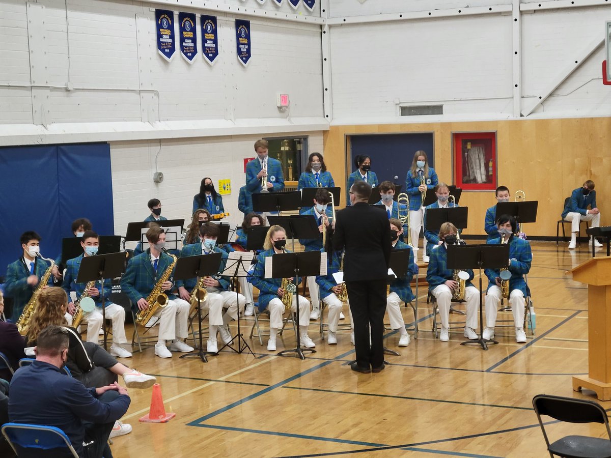scampden's tweet photo. The genuine adoration between the music students and instructor is so apparent during concert night. 2 years was too long. @sd61reynolds @jdavissd61 #firstinpersonin2years #pulleditoff #yyj #jazzam https://t.co/Q8J0Cn4cHj