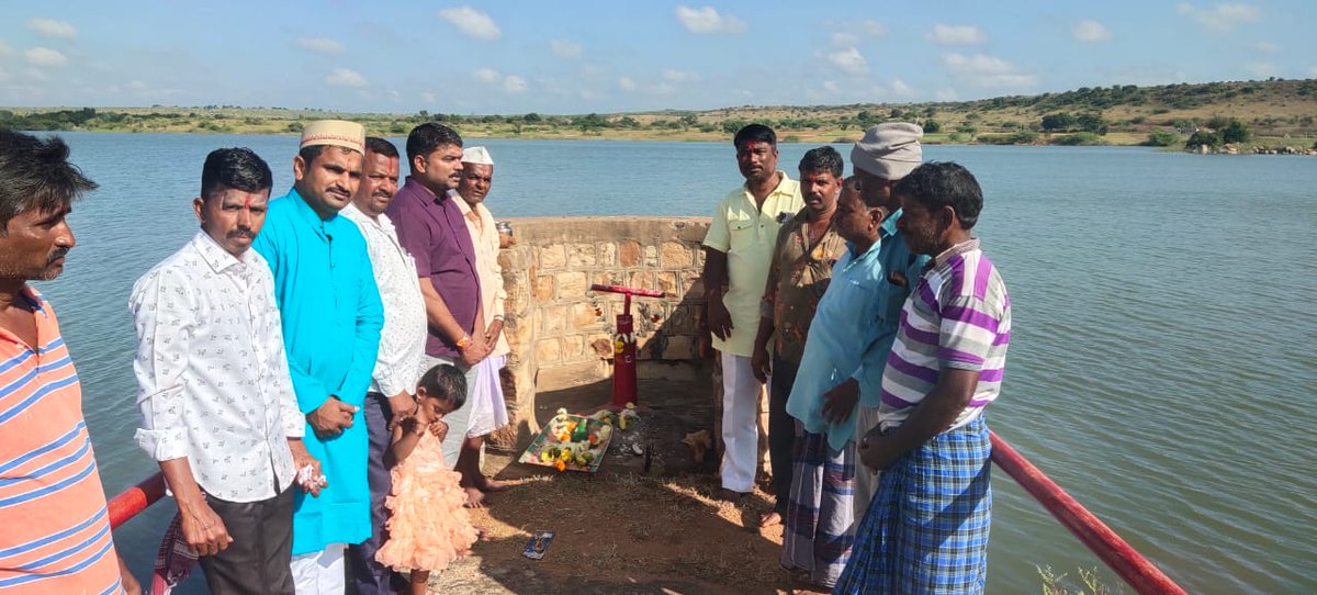 JdsBadami's tweet photo. ಕೋಟಿಕಲ್ಲ ಗ್ರಾಮದ ದಿಡಗಿನ ಹಳ್ಳದ ಕೆರೆಗೆ ಬಾಗಿನ ಅರ್ಪಿಸುವ ಮೂಲಕ ಹನಮಂತ ಮಾವಿನಮರದ'ರವರು ರೈತರೊಂದಿಗೆ ಪೂಜೆ ಸಲ್ಲಿಸಿದರು... https://t.co/pNfxR391C9
