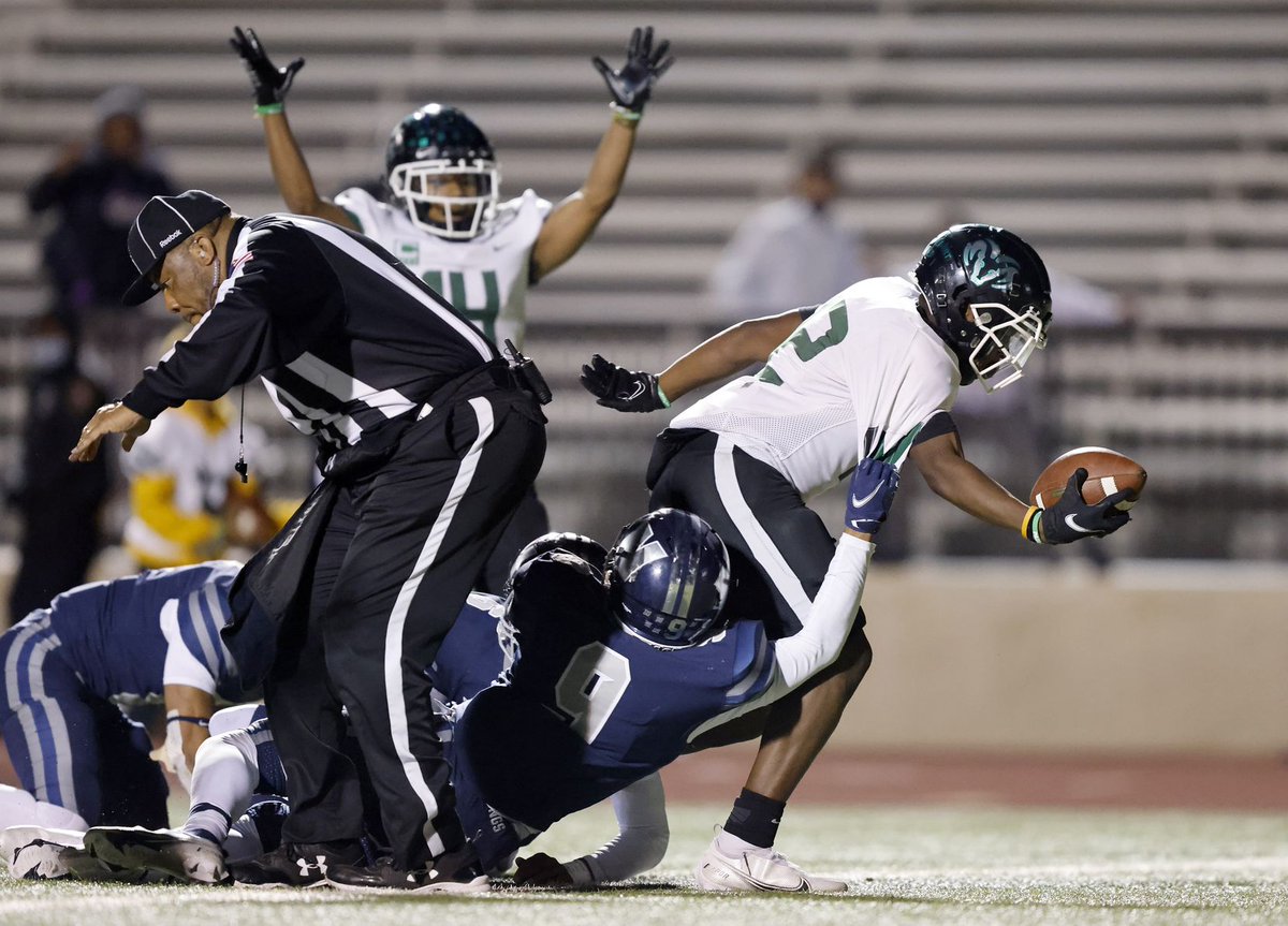 SportsDayHS's tweet image. Richardson Berkner muscled out a tough 14-7 win over Nimitz Thursday night  to keep it's playoff hopes alive 💪😤

Story: buff.ly/31nmWCC

More photos from @TomFoxPhoto: buff.ly/3wi4w1v

#TXHSFB
