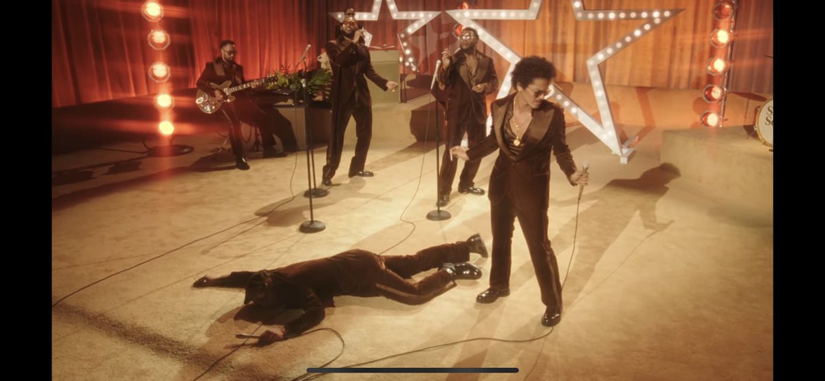 ItsPerfecBru's tweet photo. Brunos high notes got me like #smokingoutthewindow https://t.co/GbST2t0KJt