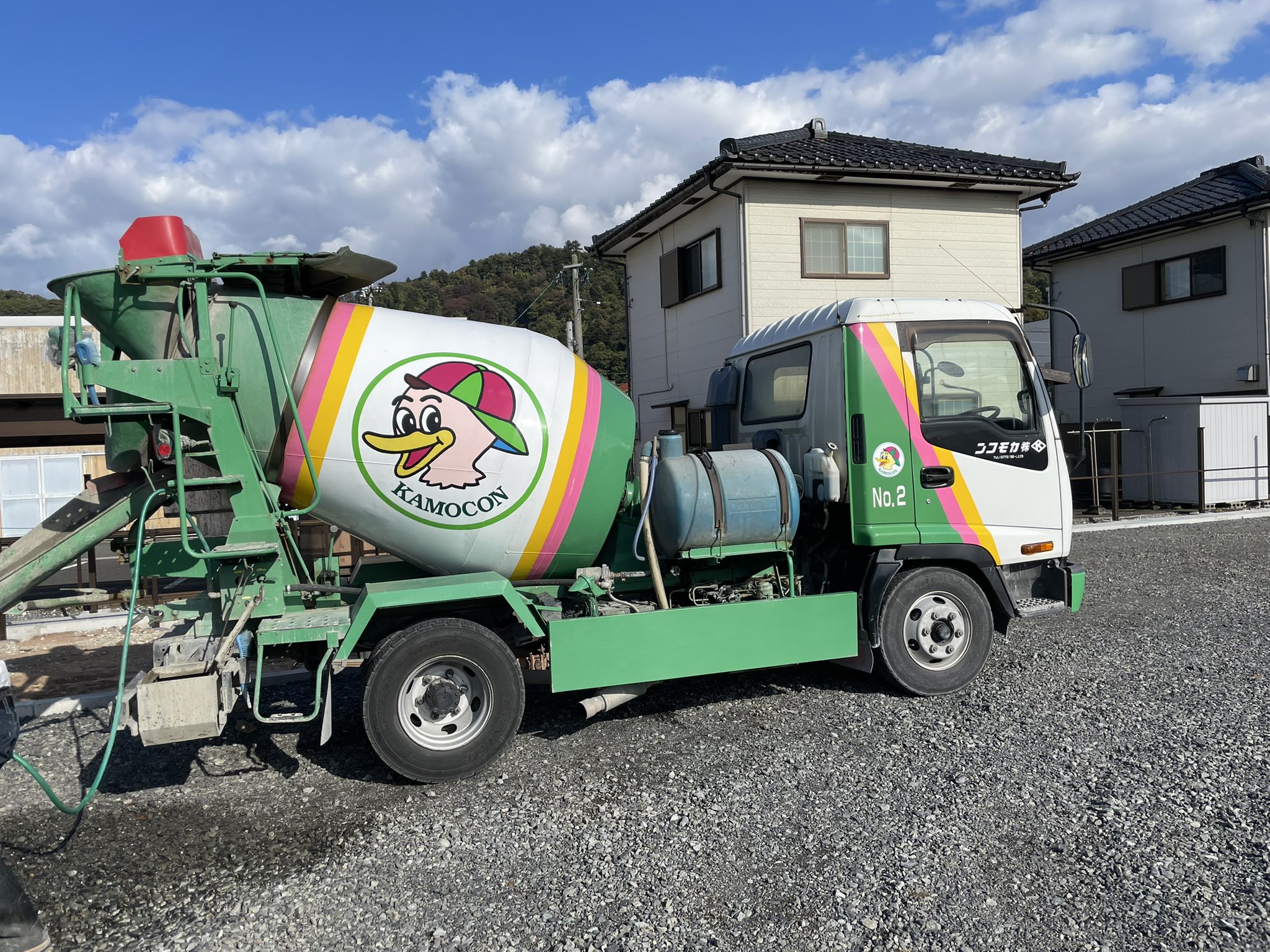 岩井 達也 ガラス屋の５代目 Twitterissa カモコン のミキサー車が来る日はよく晴れた日がおおいね 今日は小型のミキサー車 写真見て6代目が喜ぶわ T Co Qi5u9a1sjl Twitter