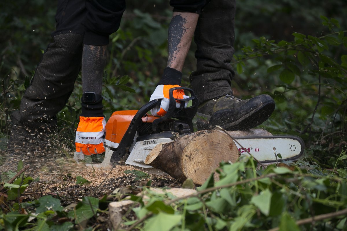 northernarb's tweet photo. 📣📣Calling all groundworkers! 📣📣
Share &amp; tag a groundworker! 
Find out more about our new Rotatech Chainsaw Safety Gloves – Classic – Class 0
>> https://t.co/JvhJSD6pxX

✅Certified to European EN381-7 Class 0
✅Designed to suit handheld chainsaws https://t.co/ulKuJdpkyq