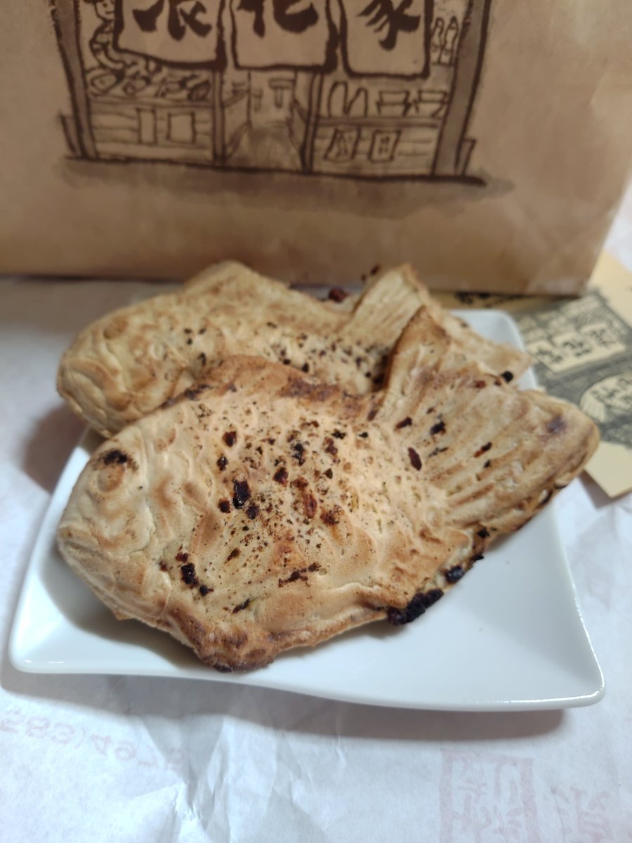 nomoto3's tweet photo. 天然物の鯛焼きｇｅｔ‼️
『泳げたいやきくん』縁のお店。あんまり甘くなくて２～３匹、ペロッといけるよ😋 https://t.co/RLYnFaleMZ