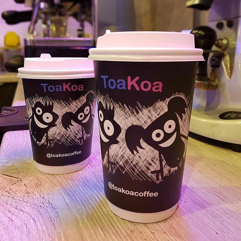 Toa_Koa's tweet photo. А ещё на Никитском бульваре дом 5 (м. Арбатская), у нас есть замечательное окошко "КОФЕ с собой". Приходите пробовать.))
#ТоаКоа #coffee #toakoacoffee #кофессобой #никитскийбульвар #капучино #раф #кофе #тоакоа #funny #улица #девушки #корндог #этовкусно https://t.co/jarGgRrEBX