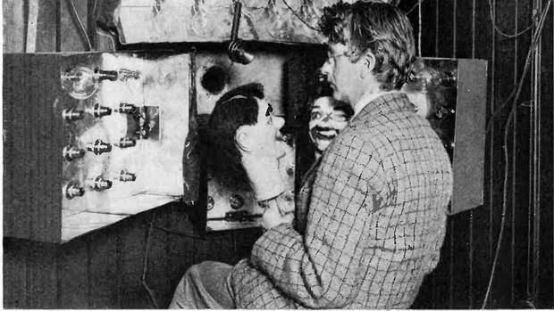 YCervada's tweet photo. En 1925, John Logie Baird logró la transmisión de las primeras imágenes de televisión utilizando la cabeza de un muñeco como fuente de imagen.
@jcoreadg https://t.co/HbGpUrnDWP