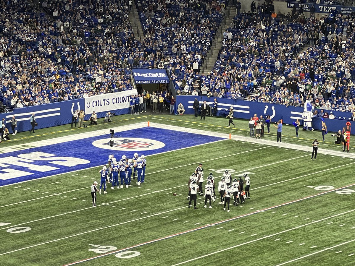 mslis_belle's tweet photo. Ask and sometimes the universe delivers in spades. Spectacular game with the best company. #Colts #ColtsNation #jetsvscolts #TNFonFOX #ItsPeanutButterJellyTime https://t.co/ItUc0LPDQv