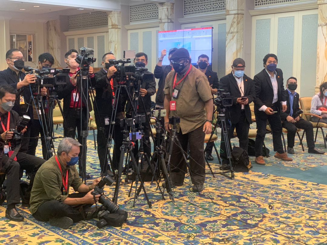 SIDANG MEDIA KHAS OLEH KETUA MENTERI, DATUK PATINGGI ABANG JOHARI TUN OPENG

Pengamal media mula berkumpul di Bilik Mesyuarat Utama, Wisma Bapa Malaysia, Petra Jaya di Kuching menunggu Sidang Media Khas oleh Ketua Menteri Sarawak, Datuk Patinggi Abang Johari Tun Openg pagi ini.