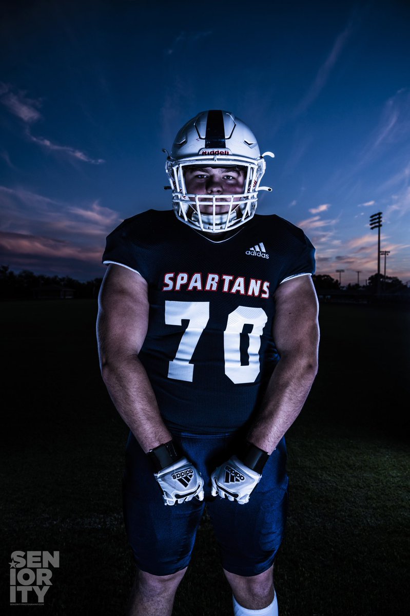 SENIORITYPHOTO1's tweet photo. 📸Protector of Mr Football’s blind side. 70 is one heck of a good dude and player. @MatthewMullen70 Spartys. 21 straight dubs. Only the next matters.🏈💡 https://t.co/1E9ikvjjEr