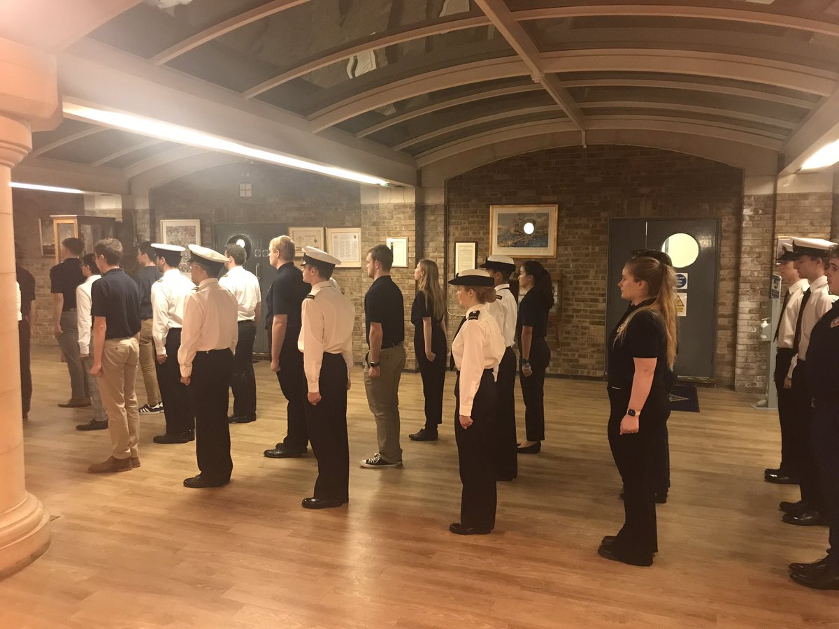 Always a pleasure to teach the London URNU drill in preparation for November Ceremonies @HMSPresidentRNR @London_URNU @HCMM_UK