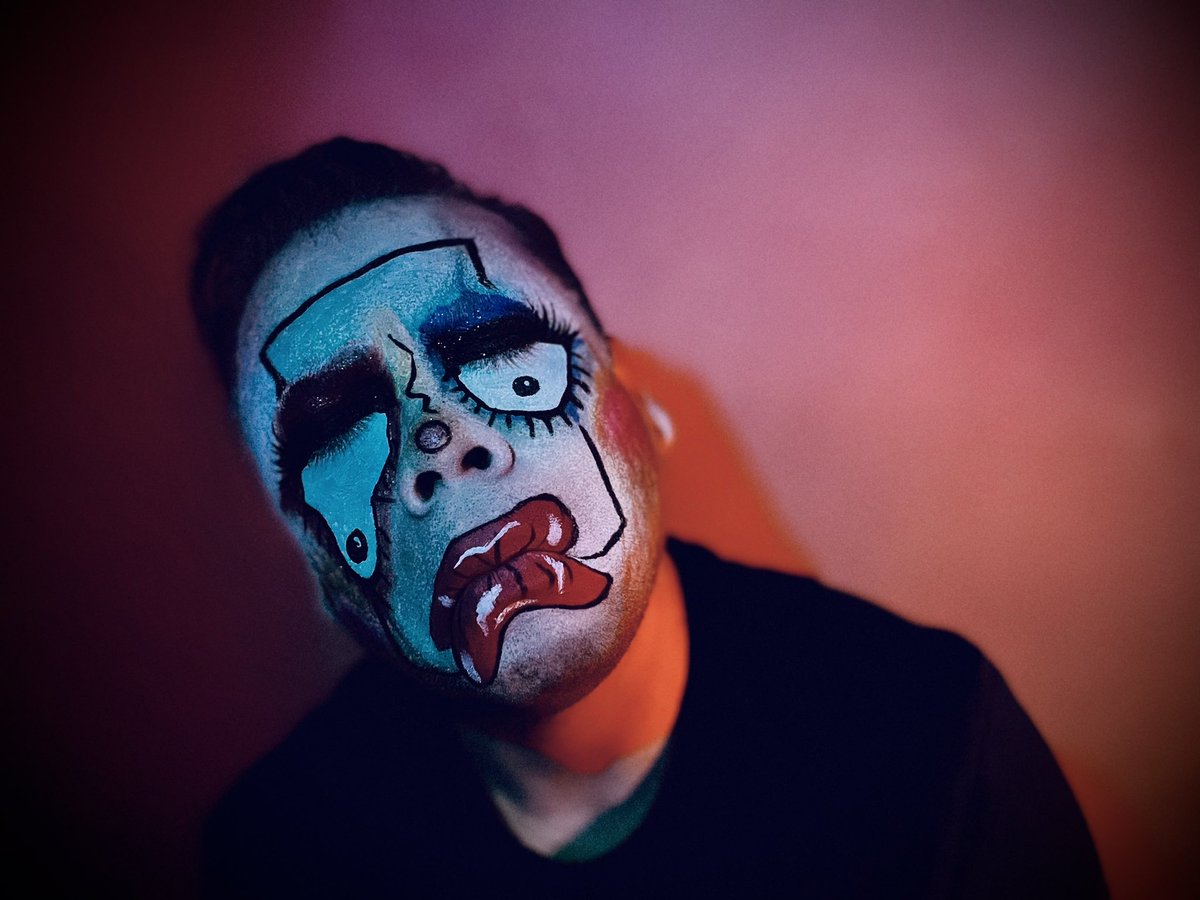 chipster_roa's tweet photo. The inspiration @bigandmilky and the final look! 💄🎨 @WorldOfWonder @RuPaulsDragRace @thatonequeen @aquariaofficial 
#clownrealness #beat #halloween2021 #lastminutelook #makeup #selftaught #Milk #DragRace #tootorboot #Unreal https://t.co/pZIRmbntJb