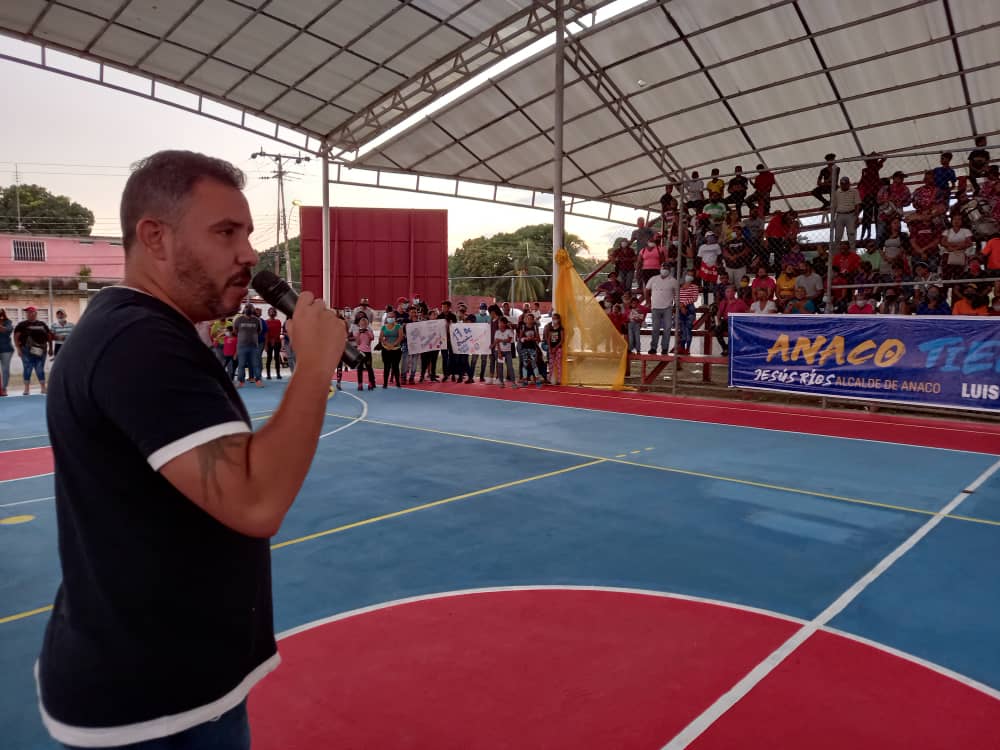jesusriosanaco's tweet photo. #04-Nov| ¡En Anzoátegui y en Anaco el pueblo ya decidió! La Renovación con @luismarcanos y el Buen Gobierno con @jesusriosanaco 
Entregamos en medio de un #CasaxCasa un pozo de agua en el sector "17 de Diciembre" y una cancha en "Viento Fresco".
¡Al trabajo no le gana nadie! https://t.co/BopB4VnahE