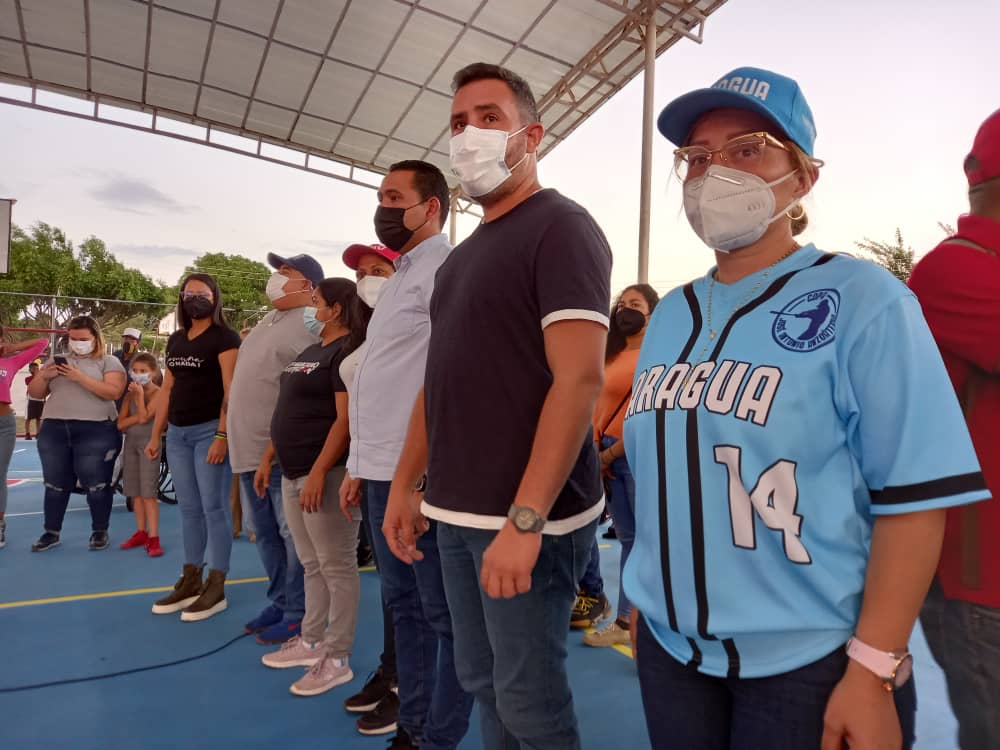 jesusriosanaco's tweet photo. #04-Nov| ¡En Anzoátegui y en Anaco el pueblo ya decidió! La Renovación con @luismarcanos y el Buen Gobierno con @jesusriosanaco 
Entregamos en medio de un #CasaxCasa un pozo de agua en el sector "17 de Diciembre" y una cancha en "Viento Fresco".
¡Al trabajo no le gana nadie! https://t.co/BopB4VnahE
