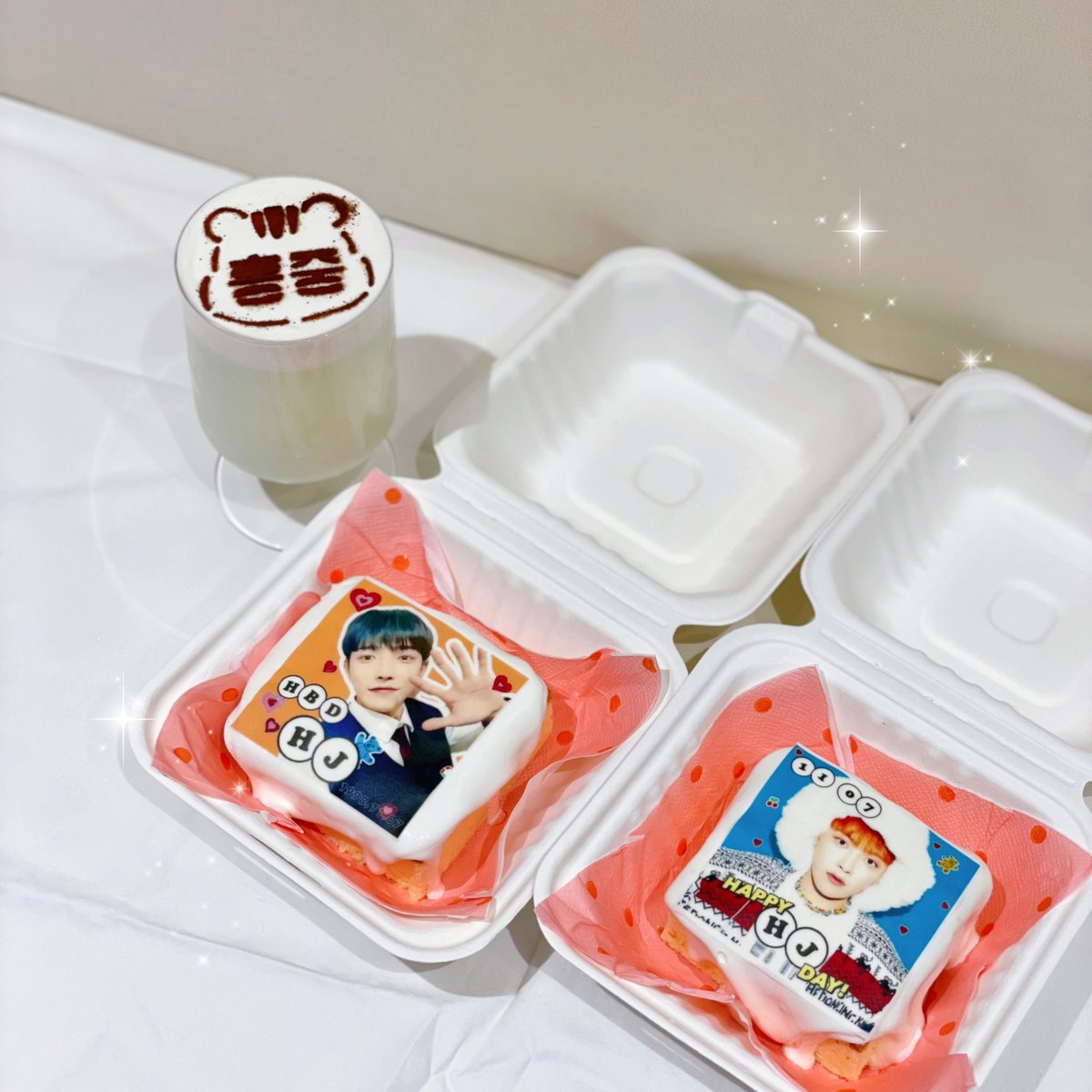 tigcafe's tweet photo. 本日11/5(金)〜 #ATEEZ 限定ラテ販売開始いたします💖

#ホンジュン くん🐿カップホルダー、限定ケーキセットもまだございます🌟(無くなり次第ツイートにてお知らせ致します)

#ATINY の皆様本日もお待ちしております🧚

#tigcafe #tigカフェ 
#에이티즈 #エイティーズ #アチズ https://t.co/JwG8P2Ze30