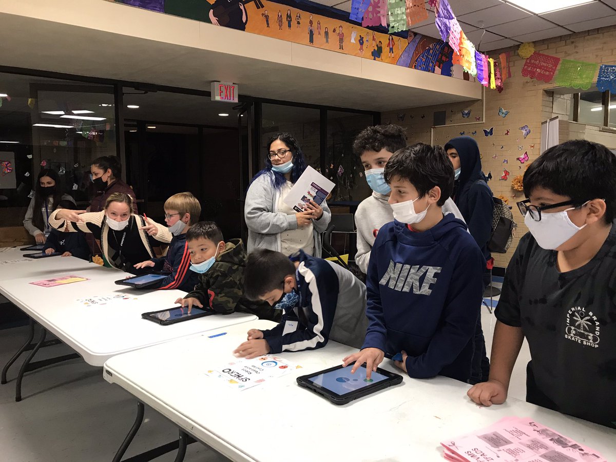 jpadilla259's tweet photo. Family Night @pvmiddleusd259 Working with @dpvils to demonstrate our new technology! ❤️#PVMSProud @WichitaUSD259 #WPSProud https://t.co/VBHmqYRrAI