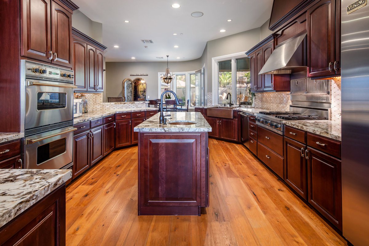 LVHomeGuide's tweet photo. 🏡 #NewListing in #Henderson - Exquisite #home w/ #pool &amp; 10 car garage in Lake #LasVegas! Other features include wine cellar, upgraded #kitchen, pool/spa, fire pit, outdoor kitchen, &amp; more! 5 bed/5.5 bath/5,303 sq ft. DM for info. #RealEstate https://t.co/5LQffuWrMG