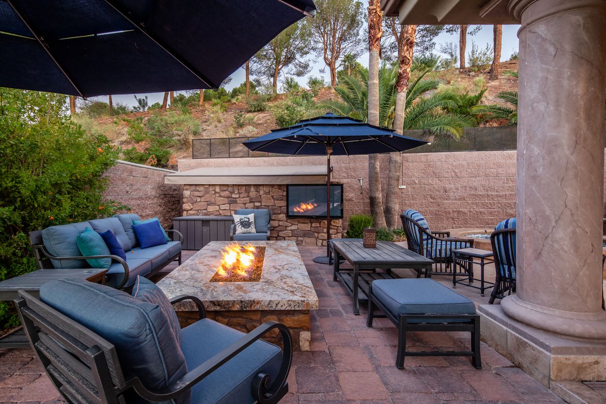 LVHomeGuide's tweet photo. 🏡 #NewListing in #Henderson - Exquisite #home w/ #pool &amp; 10 car garage in Lake #LasVegas! Other features include wine cellar, upgraded #kitchen, pool/spa, fire pit, outdoor kitchen, &amp; more! 5 bed/5.5 bath/5,303 sq ft. DM for info. #RealEstate https://t.co/5LQffuWrMG