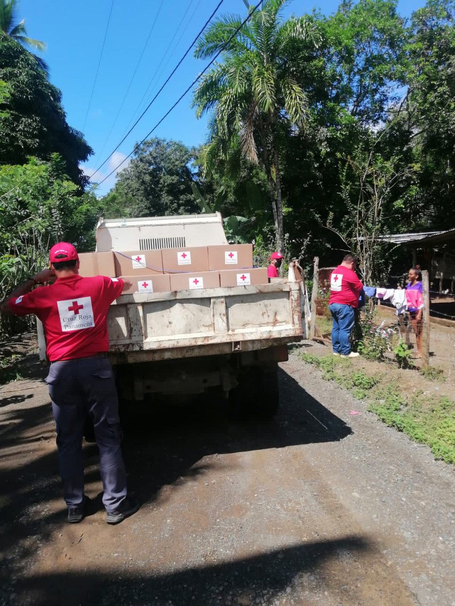 Voluntarios del Comité @lastablas realizaron entregan de kit de higiene y frazadas a Familias afectadas por las inundaciones en las comunidades de El Chará, Pueblo Nuevo y El Bebedero en el distrito de Tonosí <a href="/municipiotonosi/">Municipio de Tonosí</a> <a href="/IFRC_es/">IFRC Americas</a> @RMensabe <a href="/CruzRojaPanama/">Cruz Roja Panameña</a> <a href="/reformaseoye/">Radio Reforma ¡Se Oye¡</a>