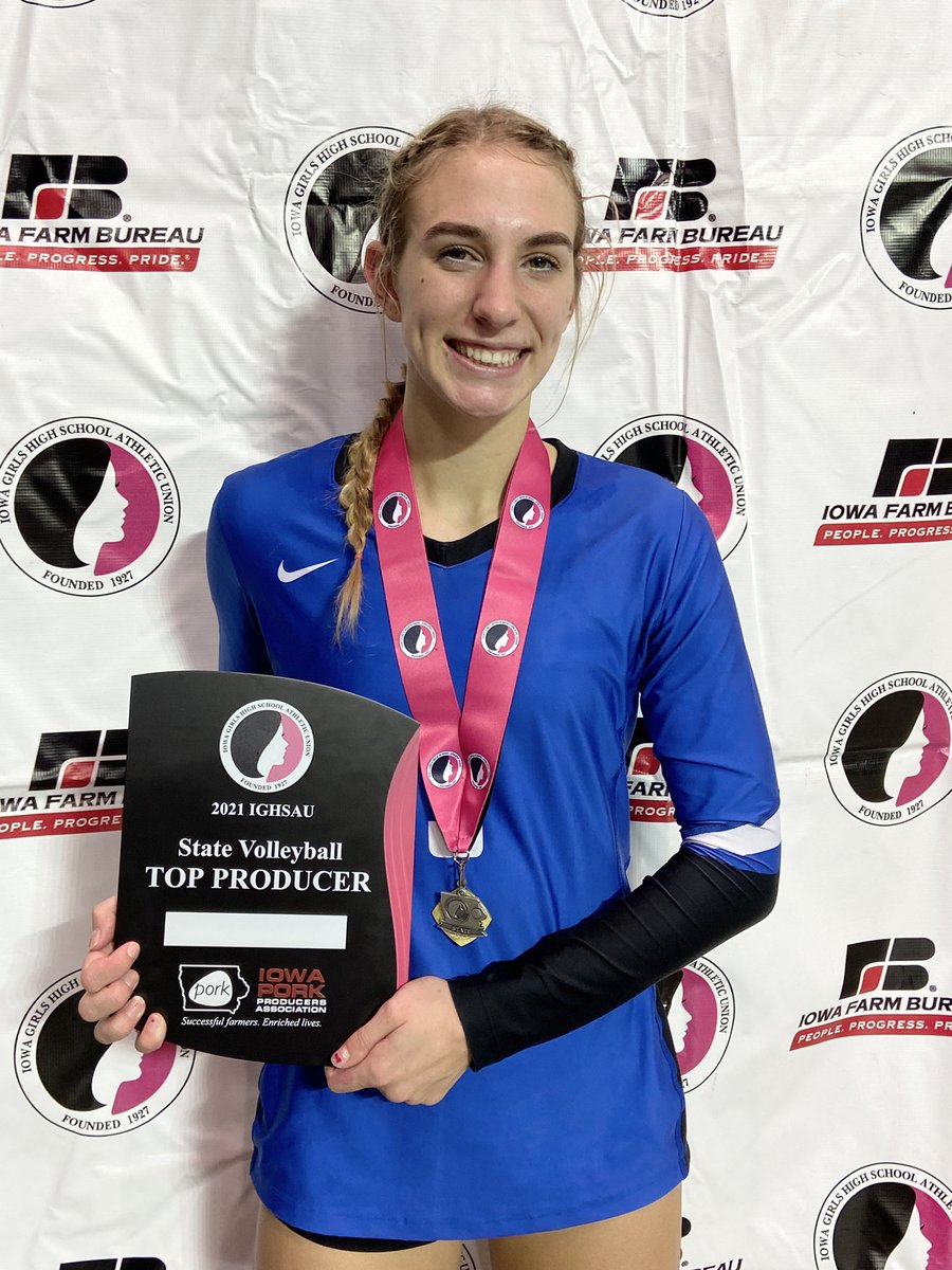 SawvellAN's tweet photo. @WLCometVB Macy Daufeldt was named 3A 🏐 All Tournament Team captain and given the award for top producer in 3A. Hey mom @MDaufeldt I think we may have a new Twitter profile pic here 🤷🏼‍♂️ https://t.co/li5iE52Mbz