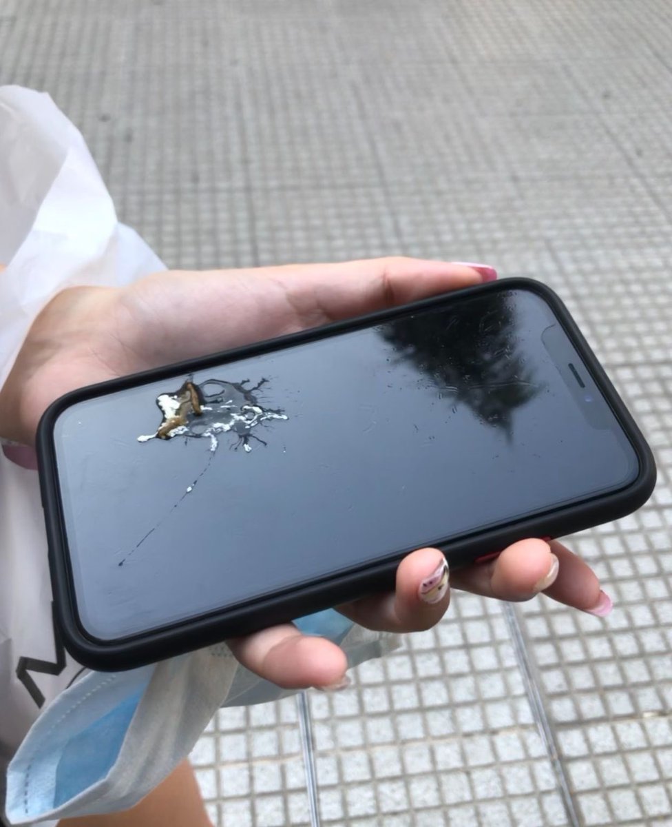 hoy me reí de un nene que se cayó de un banco en la peatonal, acto seguido: 

el karma más rápido