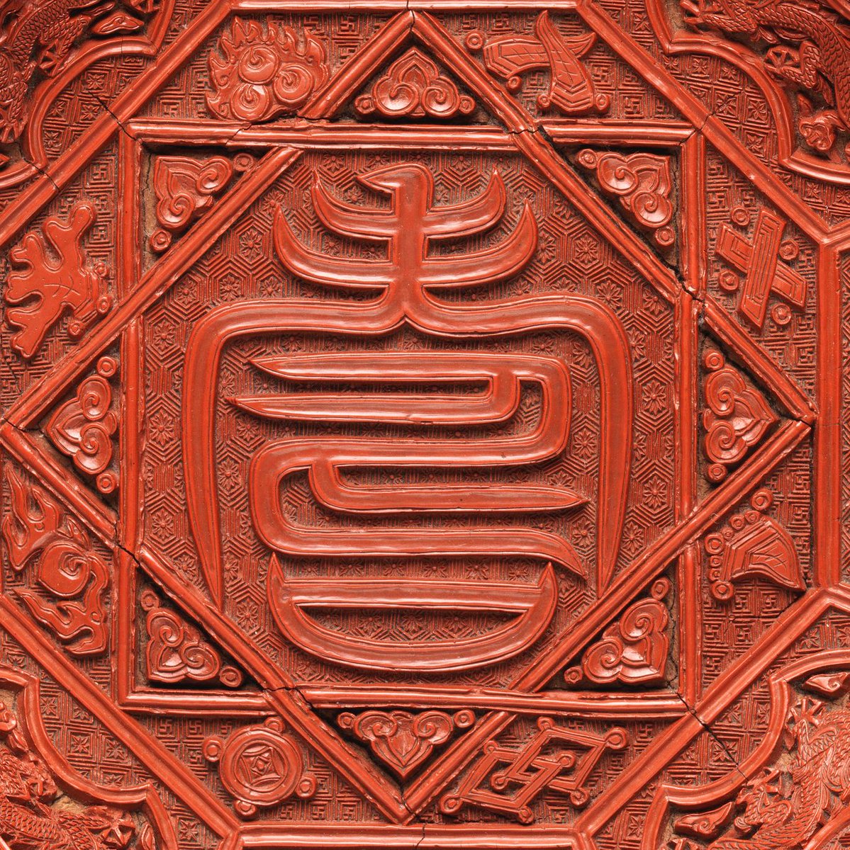 metmuseum's tweet photo. Lucky lacquerware ✨

Eight auspicious emblems, including flaming pearls, a pair of horns, and a pair of books, encircle the character for longevity (shou) on this 16th-century dish.

See it in the latest rotation of #MetChineseMasters.

Plan your visit: https://t.co/N8SpVbnxQP https://t.co/gt2fRIirQV
