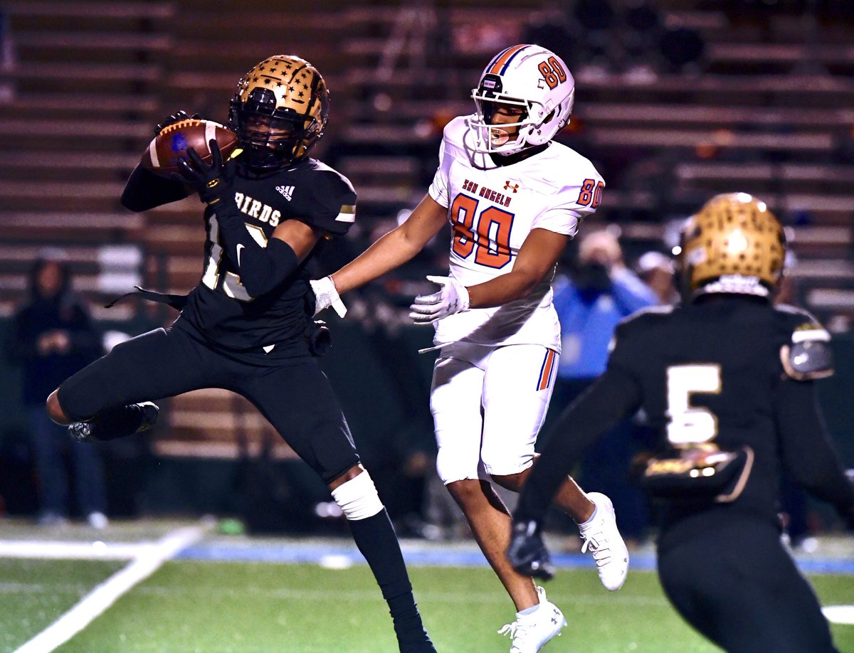 RonsBigCountry's tweet photo. #Interception! Football action No. 2 from the game between Abilene High and San Angelo Central high schools in #Abilene, #Texas. #texashighschoolfootball #thsf #hsfb #GoFridayNight #FridayNightLights https://t.co/99sXrRZ216