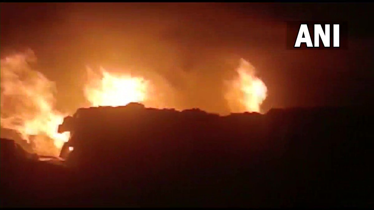 TOIAhmedabad's tweet photo. A major fire continues to rage at a paper mill in #Vapi . As per the information, about 20 fire tenders are at the spot. No injuries have been reported as of now. #VapiFire #Valsad #Gujarat https://t.co/htst9AZVfh