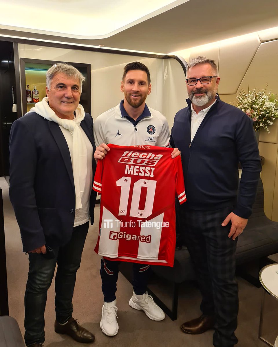 SC_ESPN's tweet photo. Messi posó con Claudio Gugnali (exayudante de campo de Sabella), Leonardo Simonutti ¡y la camiseta de Unión! 

📸 @TriunfoTatengue https://t.co/8E5jp8lWWm