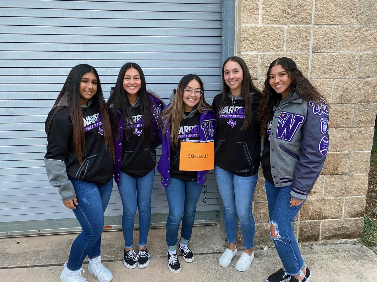 Warren_Softball's tweet photo. Senior pep rally tonight! We got to celebrate our 5 seniors! Big things coming from this group! 💜🥎🖤@kaylarocha04 @belicia03 @alexzandryacruz @sarahlechon @emilyynevarezz https://t.co/LpoX7XTW3v