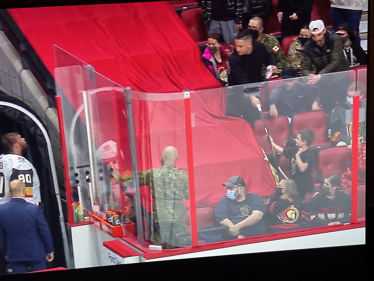 ERuns's tweet photo. Class move by @RobinLehner giving this young #VGK fan his stick. #VegasBorn https://t.co/SVpYEU7UAS