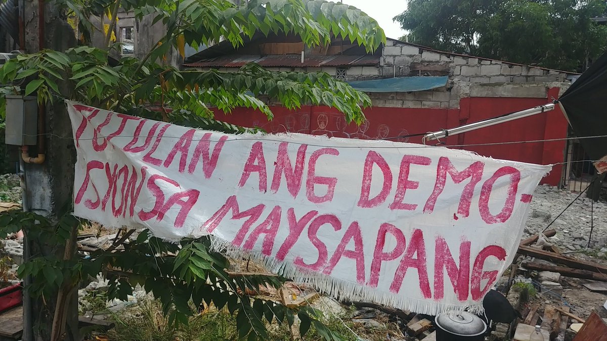 Dito na ulit kami! Pero nagtawag agad ang Jericho Security Services ng reinforcements para mangharas. Ilegal raw ang ginagawang mural. Pero ano ba ang mali sa sketch na ito? Takot na takot ang estado sa imahe ng mamamayang lumalaban.