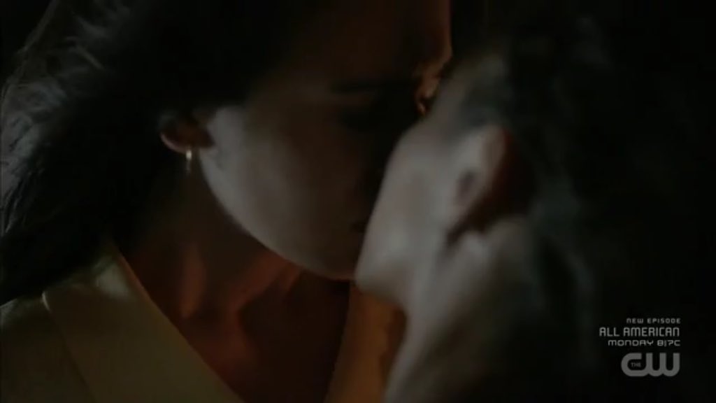 handonsmuffin's tweet photo. "until then, i'll love your dark side for you" #legacies https://t.co/KanB8ohlGo