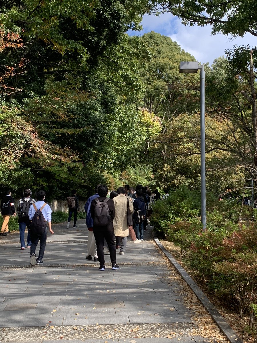 【まちかね祭】
阪大坂の入場券発行所です。待機列が形成されています
