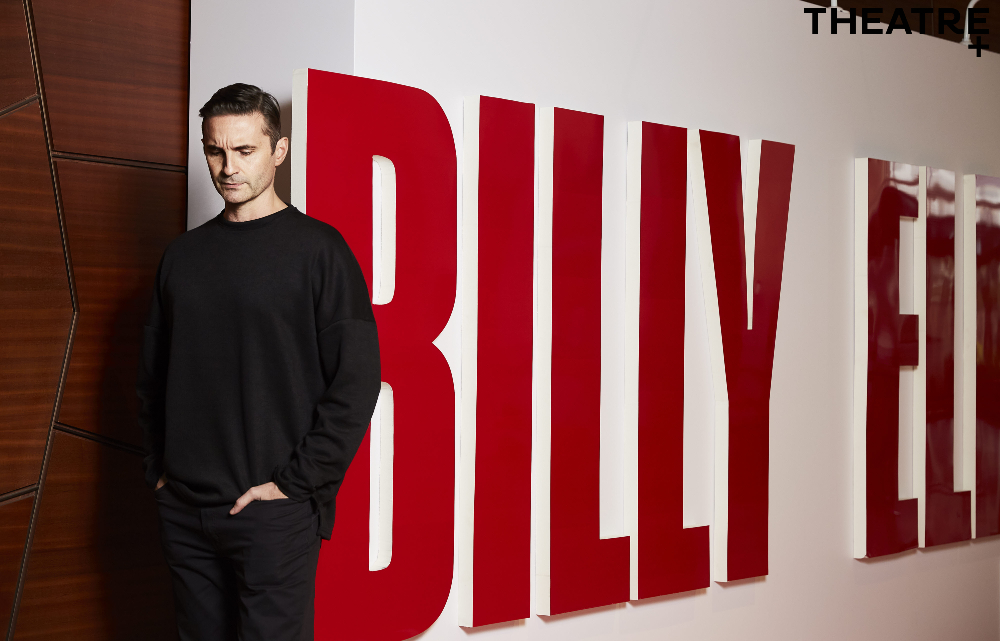 [인터뷰🎙] 뮤지컬 <#빌리엘리어트>를 완성하는 데 있어 숨은 주역이 있죠! 🩰바로 아역배우와 성인배우 모두 완벽한 안무를 선보이는 데 있어 많은 노력을 들이고 있는 안무감독 #톰호지슨 인데요! 환상적인 무대를 선사하기 위한 노력들을 함께 만나보시죠!🙌
-
📎naver.me/G4r67kCQ