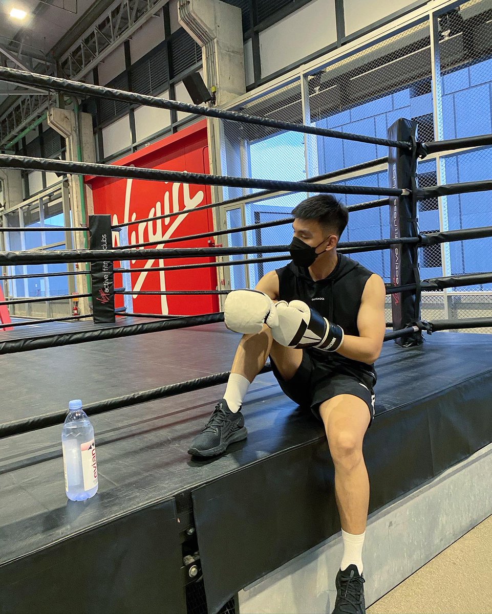 xneobuzzer's tweet photo. 🥊🖤 https://t.co/MMUIBghrHj