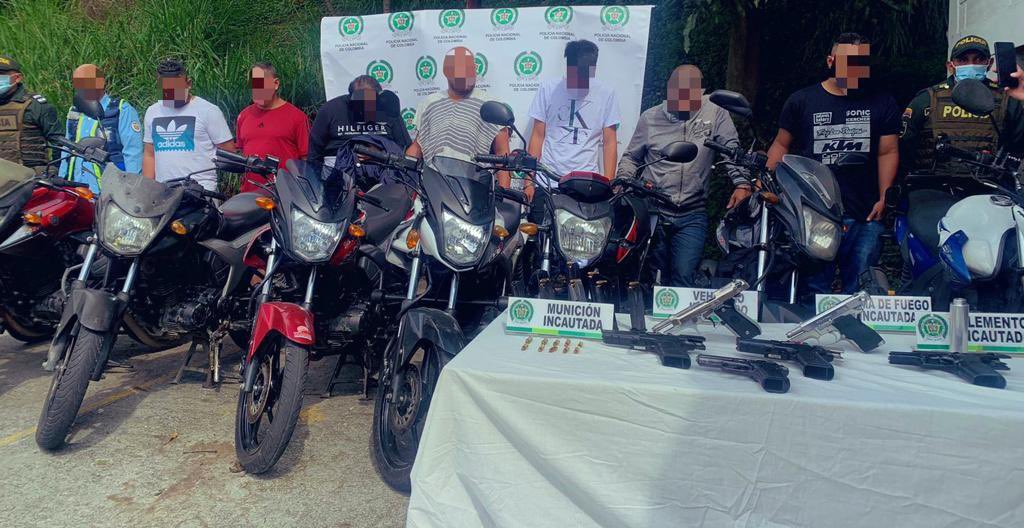 IvanDuque's tweet photo. La acción valerosa y oportuna de los héroes de nuestra @PoliciaColombia frustró la operación de bandidos que causaron pánico y pusieron en riesgo la vida de ciudadanos hoy en Medellín. En total fueron 11 los capturados que tendrán que enfrentar a la justicia. #ElQueLaHaceLaPaga https://t.co/cCVOft2Z4q