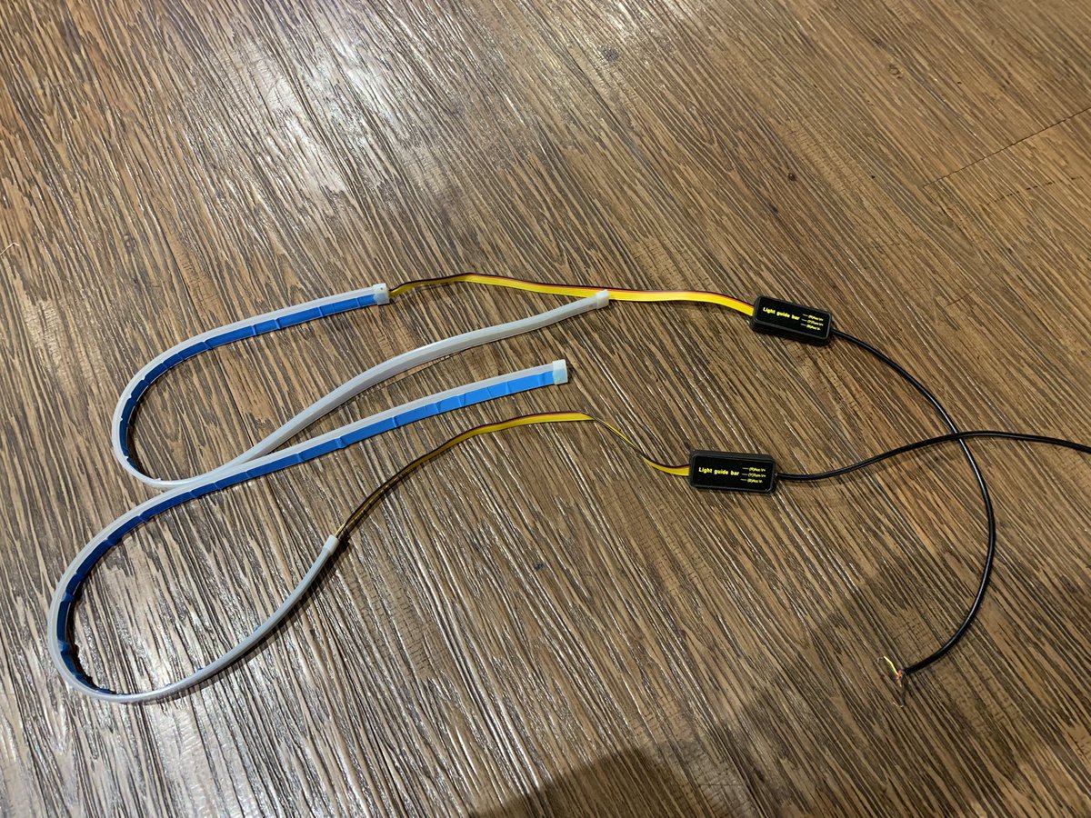 ONESTARJPN's tweet photo. 本日は、昨日の閉店間近に入庫いたしましたW169の作業を開始🔧
ヘッドライトを交換して
ライトの隙間にLEDテープを取り付けます(持ち込み)
ウィンカーが流れるれしい🤔
#ワンスター
#ONESTAR
#LED
#ベンツ #W169 https://t.co/ZLSLLeag1B