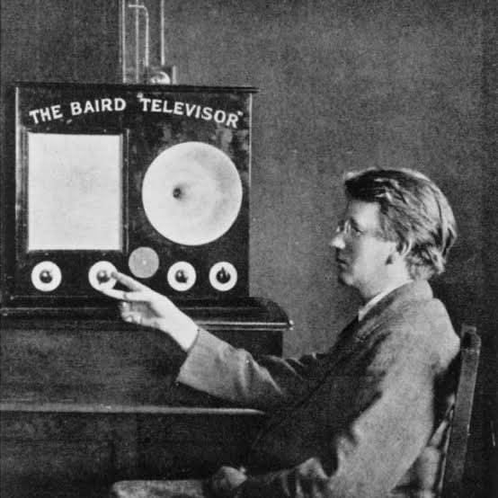 marielaYurrita's tweet photo. #SabiasQue John Logie Baird uno de los inventores de la televisión. Inventor de la primera televisión en color. En 1928 su empresa, Baird Television Development Company, logró la primera transmisión de televisión transatlántica. 🤩 

@jcoreadg https://t.co/sVCnreVvTp