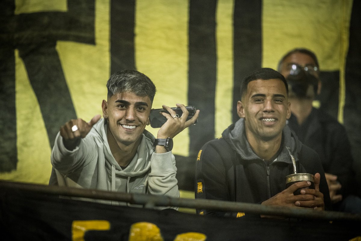 Siempre a tu lado 🌕🌑

 <a href="/OficialCAP/">PEÑAROL</a>