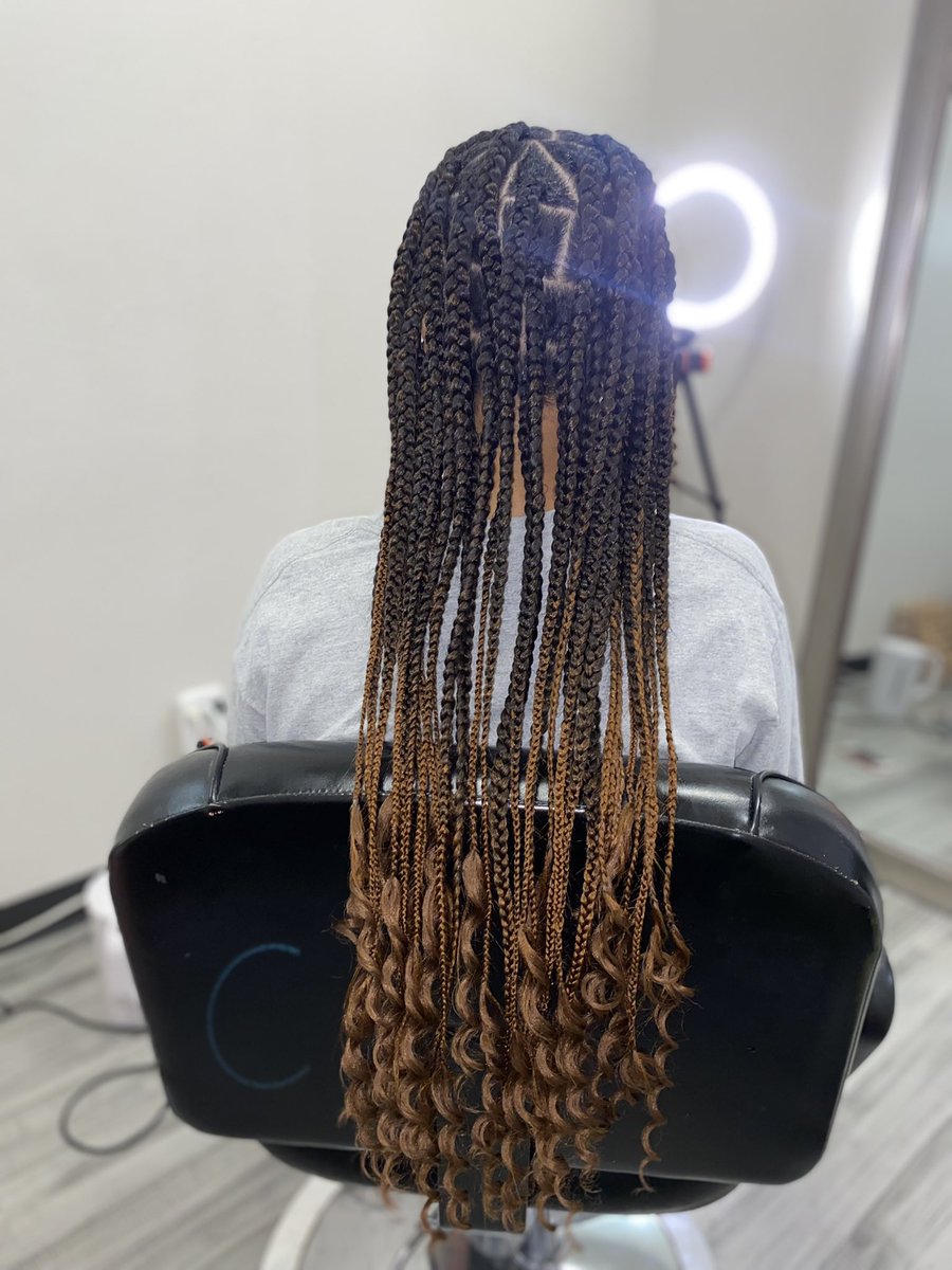 LalatheCosmo's tweet photo. Large Bohemian Knotless using @AllBalmFam oils to seal moisture. Assistant available for faster service. Link in Bio #linkinbio #largeknotless #knotless #assistant #salon #dallas #dallashair #hair #braids #texas #stylist #book #linkinbio #bohemian #curls #color https://t.co/abTQFmg8TP