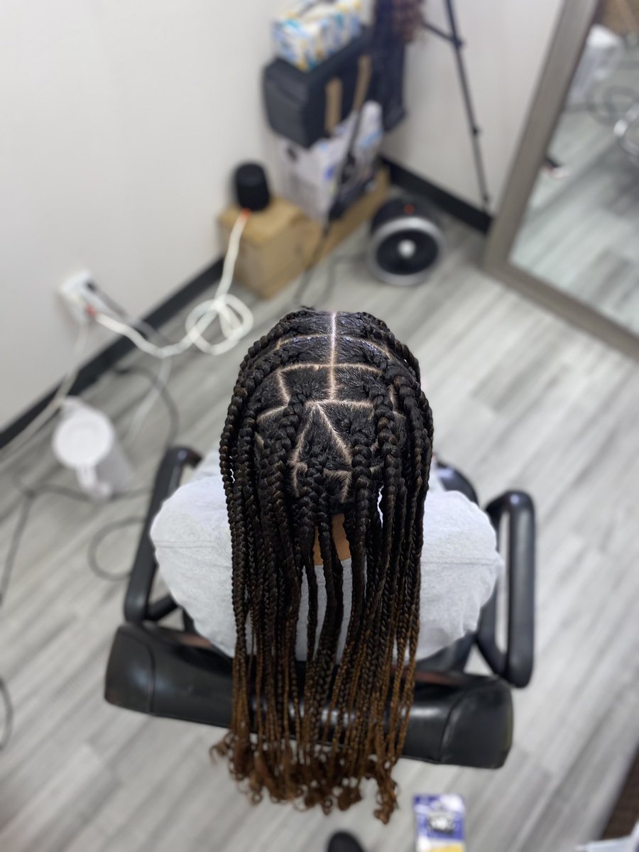 LalatheCosmo's tweet photo. Large Bohemian Knotless using @AllBalmFam oils to seal moisture. Assistant available for faster service. Link in Bio #linkinbio #largeknotless #knotless #assistant #salon #dallas #dallashair #hair #braids #texas #stylist #book #linkinbio #bohemian #curls #color https://t.co/abTQFmg8TP