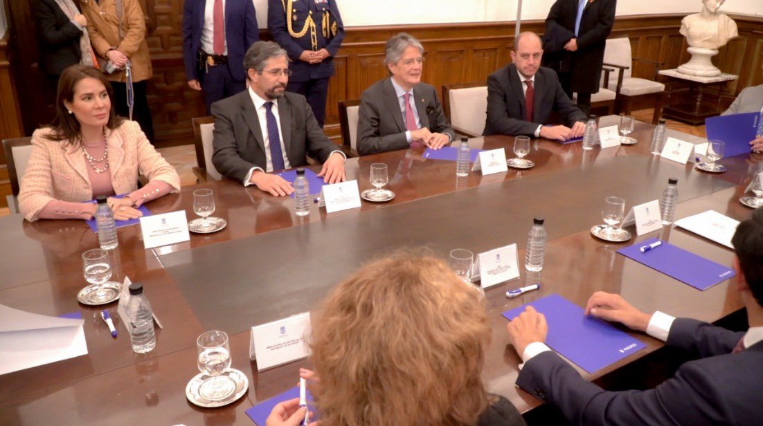 vmaino's tweet photo. Ecuador es un país que se acerca al mundo. 

Junto con el presidente @LassoGuillermo fuimos recibidos por el alcalde de Madrid @AlmeidaPP_ quien expresó su voluntad de trabajar en forma conjunta en varios temas, entre ellos tecnología y desarrollo de infraestructuras .🇪🇨🇪🇸 https://t.co/sHchFABCFE