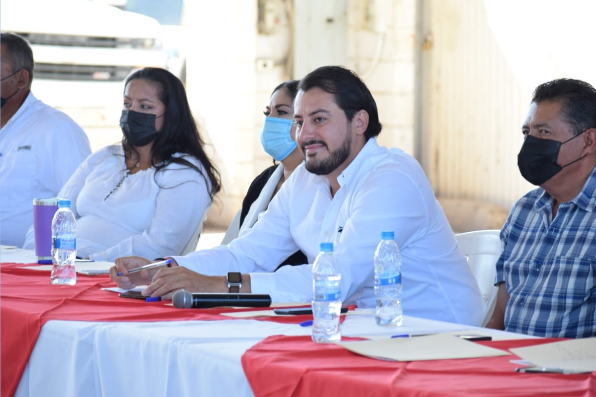 RigoMejiaS's tweet photo. Agradezco a mi amigo Carlos Medina, presidente saliente por tus consejos y ayuda. Haremos de este organismo, el mejor de todos. ¡Muchas gracias por el apoyo! #CuidemosElAgua 💦 #PuroPaDelante https://t.co/YPPMf2EHOt
