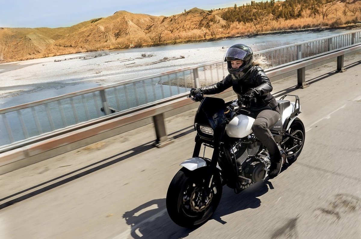 Hard to see anything better than a clear day, two wheel and making miles...
•
•
🏍️ : <a href="/thirdjennmoto/">ThirdJennMoto</a> 📸 : <a href="/mariah/">Kenzie peretti</a>.rose.carpenter #icon1000 #onepossiblefuture #iconmotosports #Airform #AirformChantillyOpal #ChantillyOpal #iconhelmet