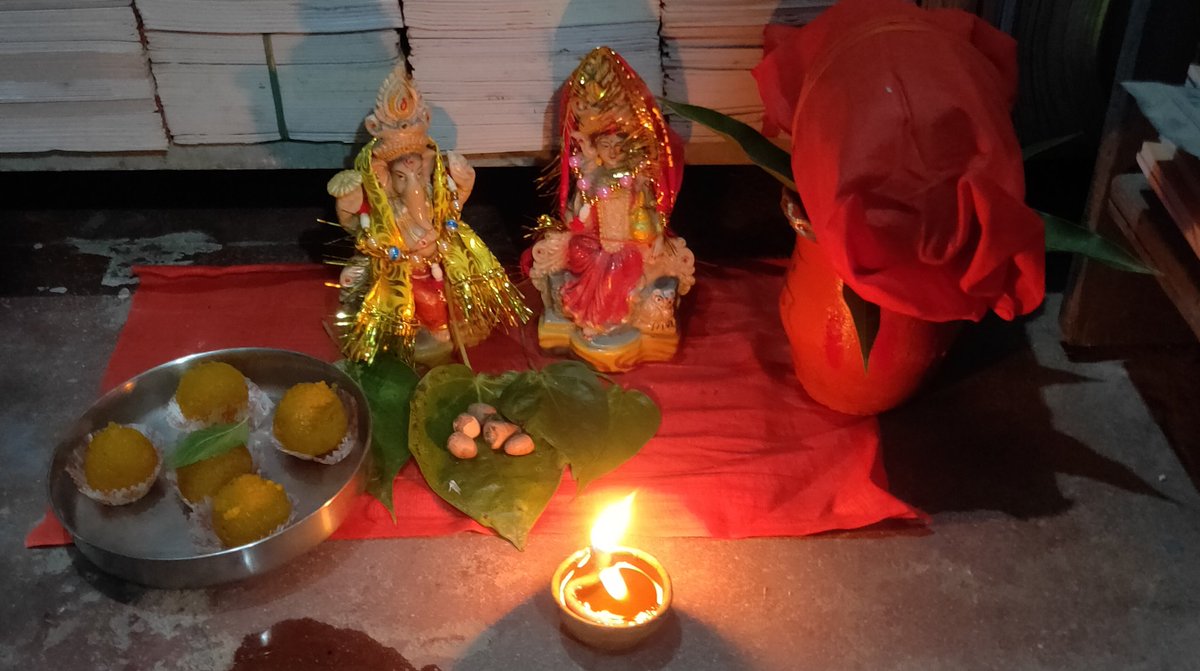 ShyamPanditKBC's tweet photo. !!आप सभी को दीपावली 
कि हार्दिक शुभकामनाएं !! #दिवाली
#शुभ_दीपावली #दीपोत्सव2021 
#PanditFamilyPhoto
#PanditDipawaliPhoto
#ShyamPanditPhoto
#ShyamPanditNewPost https://t.co/439qzASFOt
