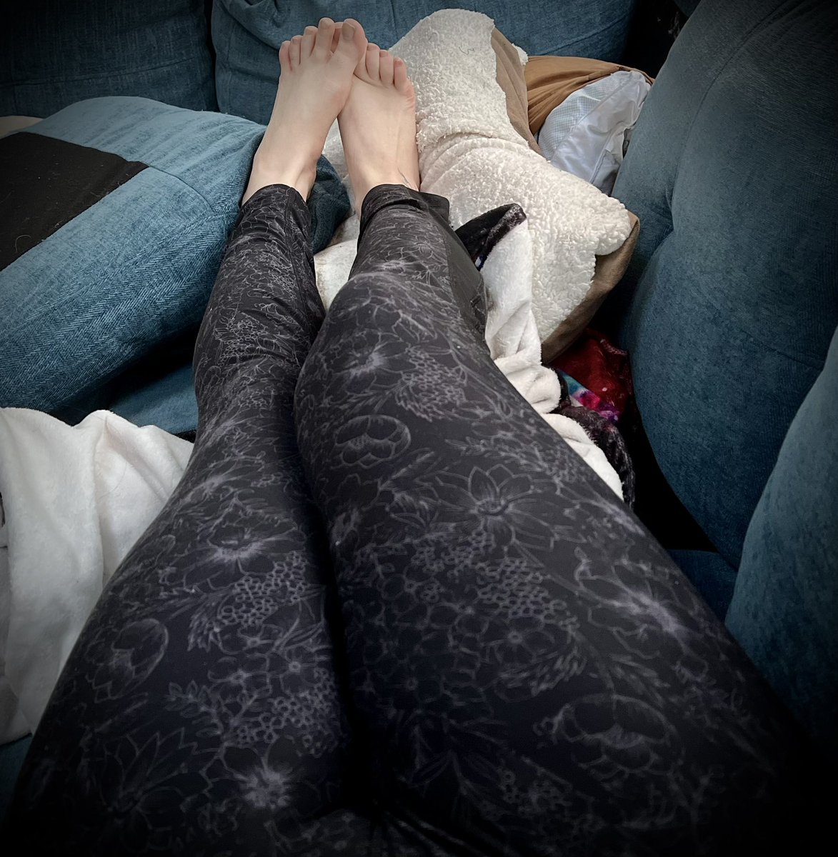 effiebanshee's tweet photo. Who thinks I have cute toes? 👀 #complimentme #complimentary #Feet #FET #boostmyconfidence #worshipmyfeet #collegegirls #cute https://t.co/FM1BD1gtoM